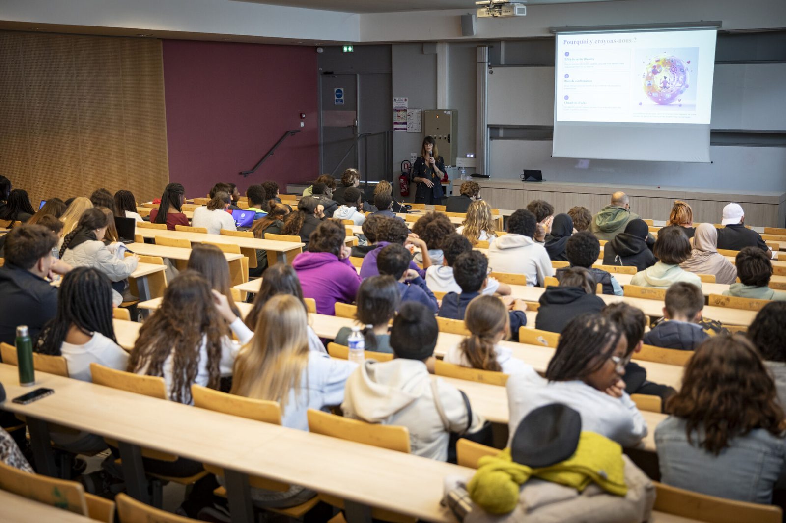 Conférence participative devant des étudiants